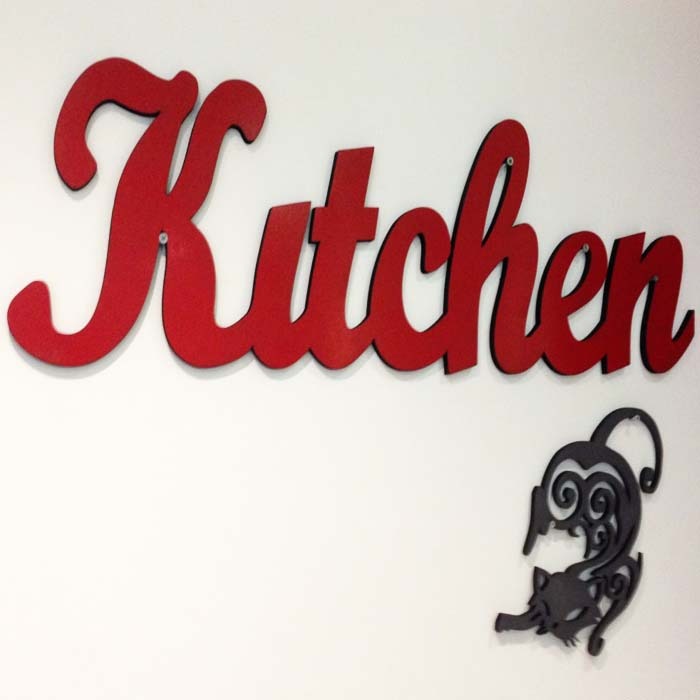 חיתוך וצביעה אקרילית אותיות ולוגו מעץ