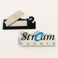 תג פלסטיק צורני עם סיכהמגנט